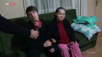 Hastalanan annesini bir an olsun yalnız bırakmıyor