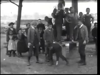 Auguste & Louis Lumière: Enfants jouant aux billes (1896)