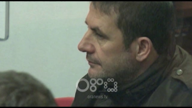Ora News - Shikoni momentin/ Klement Balili me pranga në duar para gjykatës