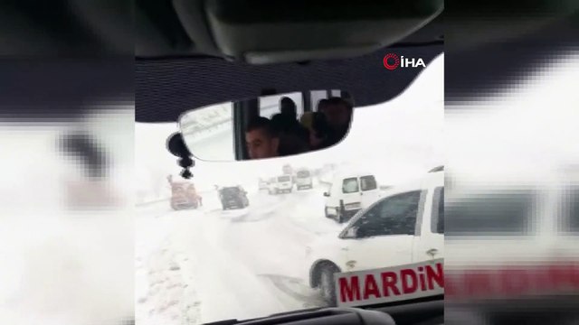 Mardin’de kar yağışı nedeniyle araçlar mahsur kaldı