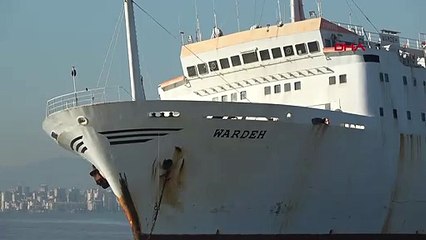 Karaya oturan gemi kurtarılmayı bekliyor