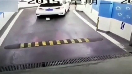 Il réussi à bloquer sa voiture dans un parking souterrain