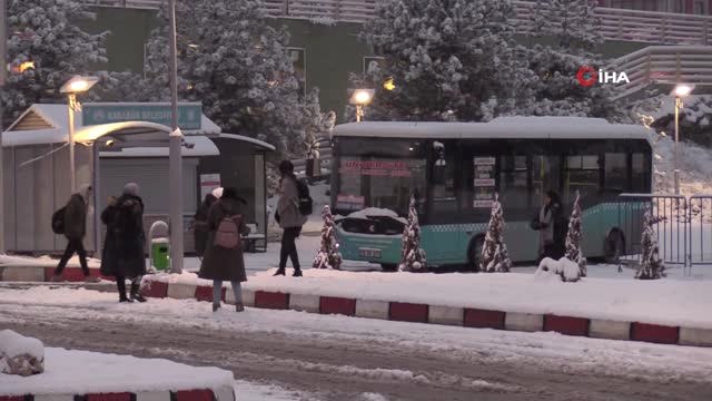 Afrikalı Öğrenciler İlk Kez Kar Görmenin Sevincini Yaşadı