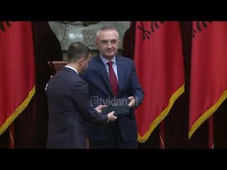 Descargar video: Betohen zv/Kryeministri dhe 7 ministrat e rinj