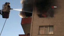 Beylikdüzü’nde site içerisinde yer alan 11 katlı bir apartmanın 5. katında yangın çıktı. Alevli şekilde devam eden yangına itfaiye ekipleri müdahale ediyor.