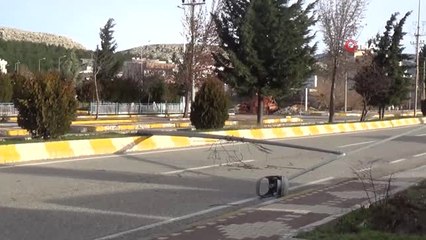 Şiddetli Rüzgar Elektrik Direğini Devirdi