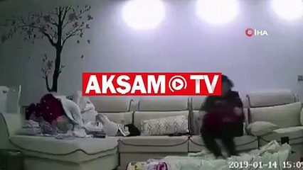 Bakıcı dehşeti gizli kameraya yansıdı