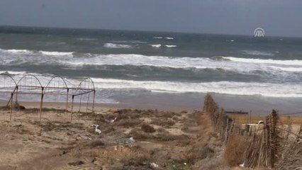 Mısır Balıkçı Teknesi Gazze Sahillerine Sürüklenip Parçalandı