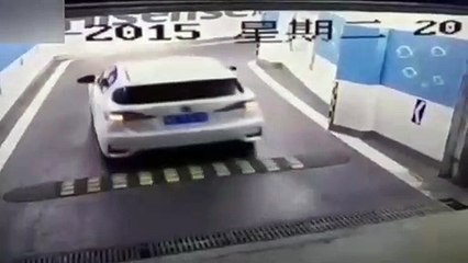 Comment bloquer sa voiture dans un parking souterrain (FAIL)