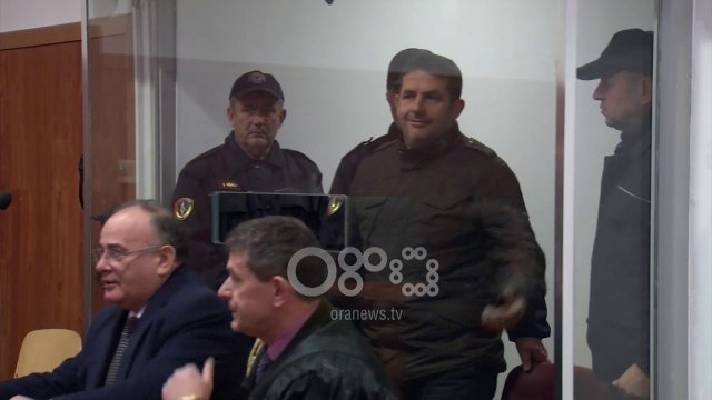 Ora News – Klement Balili me pranga në duar para gjykatës