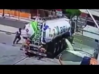 Conductor tonto: Se le va la pipa de gasolina y todo se pone peor | Qué Importa