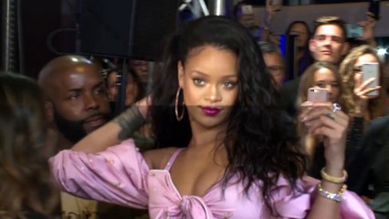 La cantante Rihanna lleva a su padre ante los Tribunales