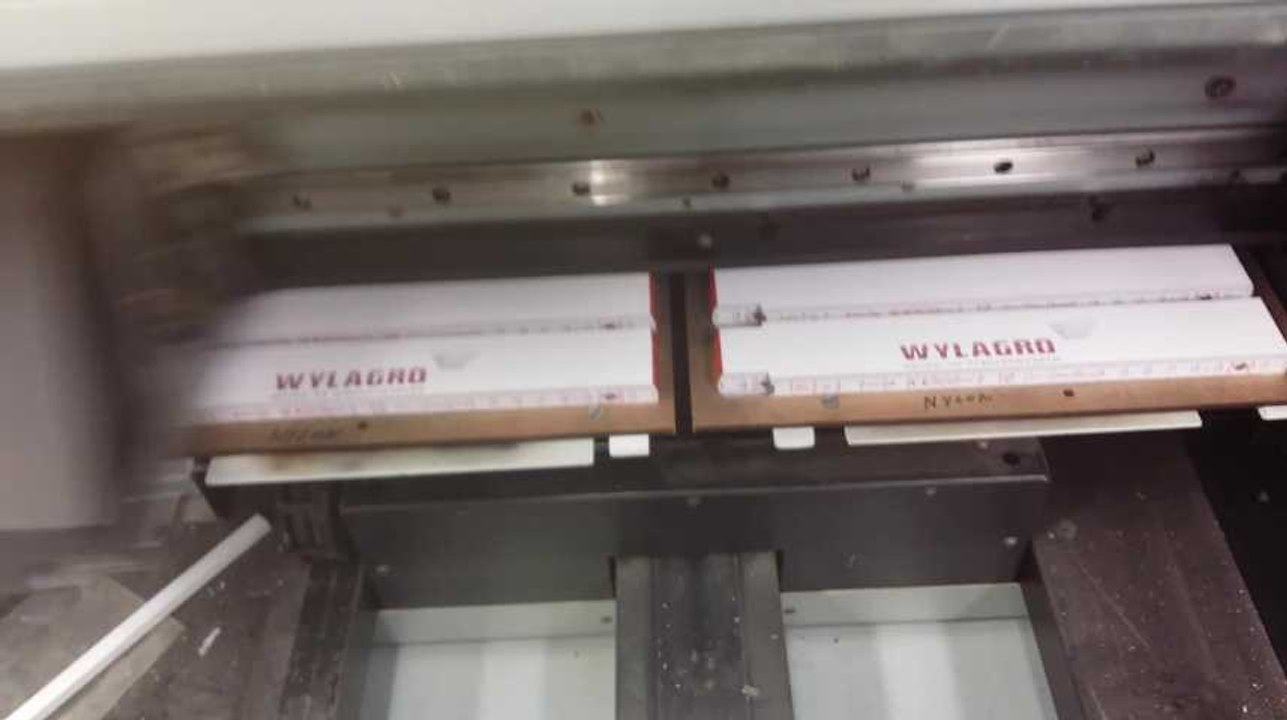 Impression d'un logo sur des mètres en bois chez l'imprimeur Bernard Delannois