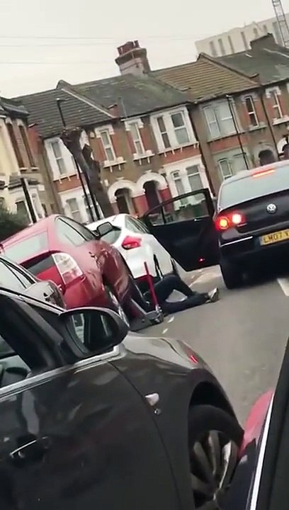 Vol d'une pièce auto sous une voiture en plein jour : il soulève la voiture et se glisse dessous !
