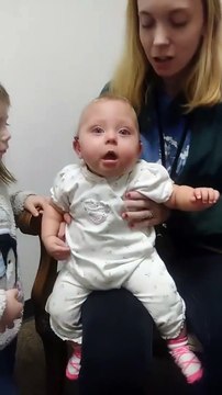 Réaction adorable : ce bébé entend pour la première fois la voix de sa maman !