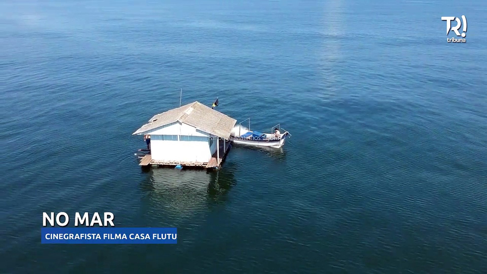 ⁣Homem filma casa à deriva no litoral paranaense