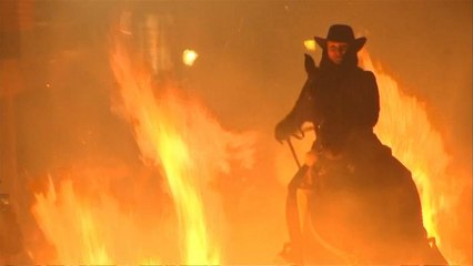 En Espagne, des chevaux traversent le feu