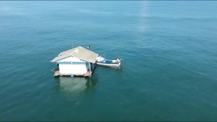 Casa à deriva no mar em Matinhos