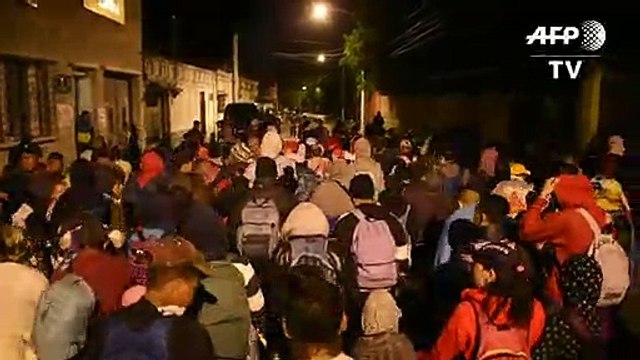 Cientos de hondureños retoman en Guatemala su camino hacia EEUU