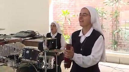 Les rockeuses religieuses qui veulent faire danser le pape