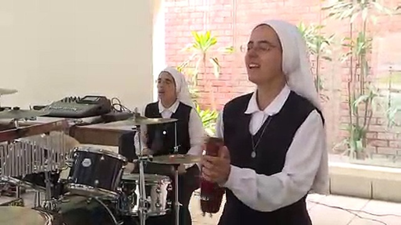 Les rockeuses religieuses qui veulent faire danser le pape