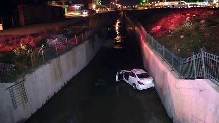 Otomobil atık su kanalına devrildi - ADANA