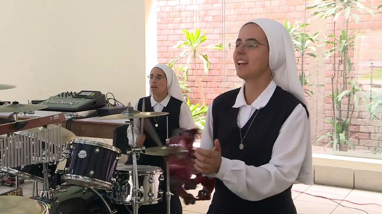 Les rockeuses religieuses qui veulent faire danser le pape