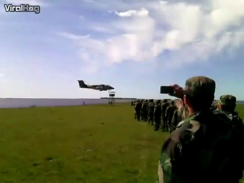 Des avions de chasse frôlent des soldats... Vol en rase-motte