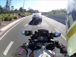 Download Video: Pour s’échapper, ce chauffard fonce dans un motard de la police