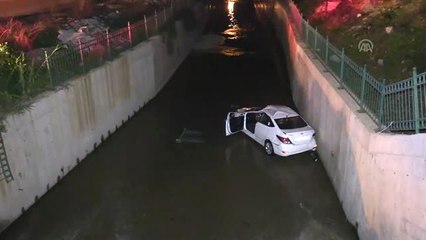 Otomobil Atık Su Kanalına Devrildi