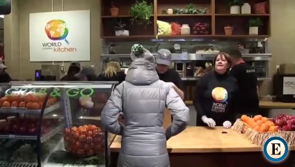 El chef español José Andrés reparte comida a los afectados por el bloqueo de Trump