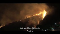 Incêndio atinge vegetação da Pedra dos Dois Olhos, em Vitória