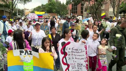 Masiva manifestación en Colombia tras ataque con coche bomba