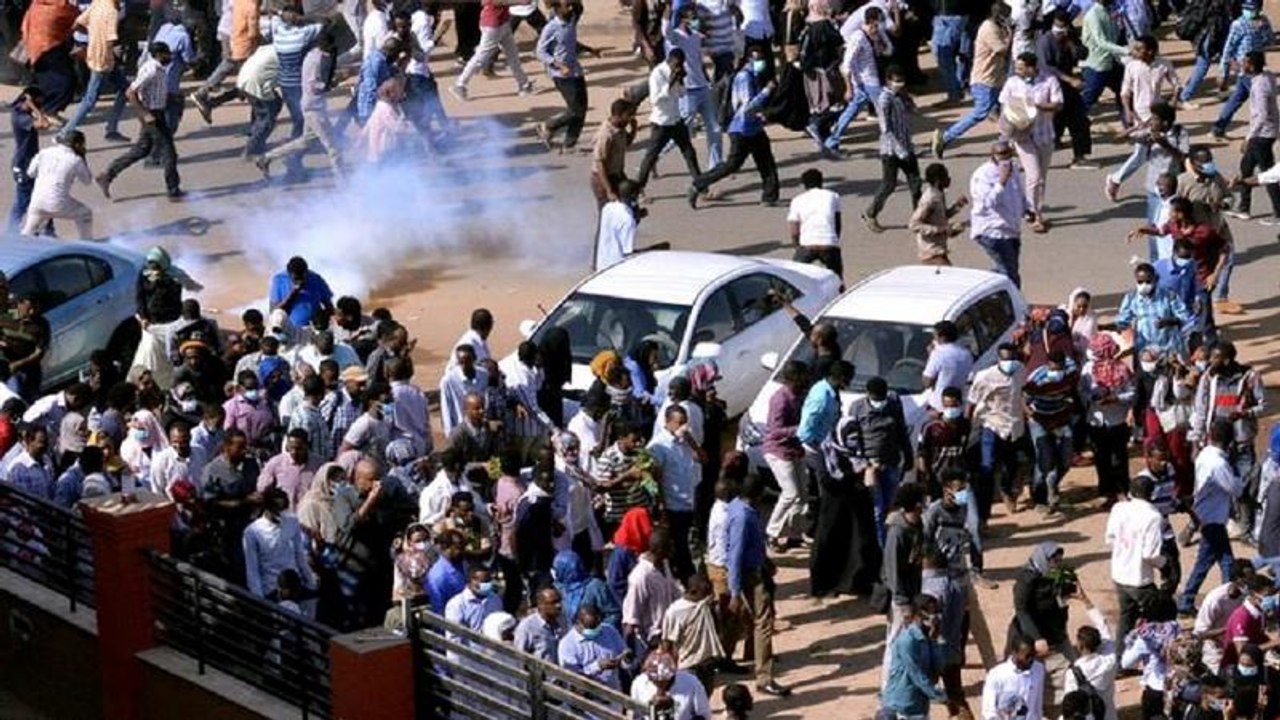 Soudan : la police disperse des manifestants marchant vers la présidence