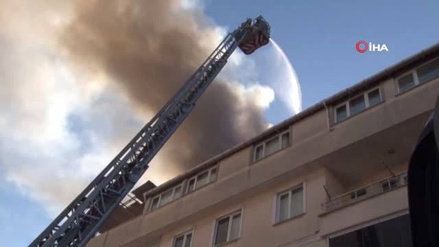 Beylikdüzü Yakuplu Mahallesinde 4 Katlı Bir Binanın Çatı Katında Yangın Çıktı.