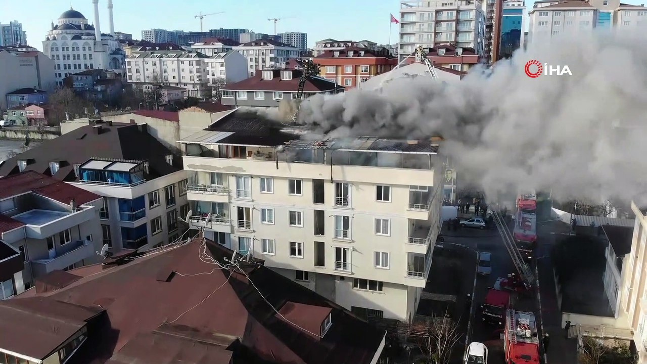 Beylikdüzü'nde korkutan çatı yangını havadan görüntülendi