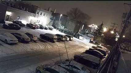 Le conducteur d'un pick-up s'amuse à détruire des véhicules sur un parking enneigé