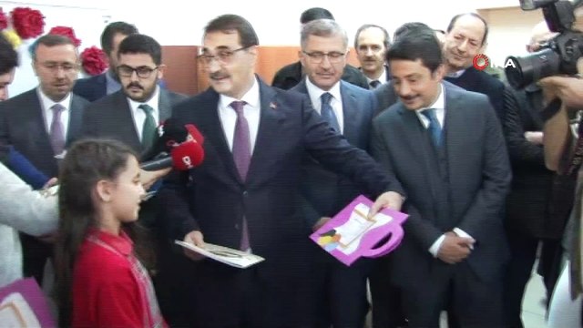 Enerji ve Tabii Kaynaklar Bakanı Bakanı Dönmez, karne dağıtım törenine katıldı