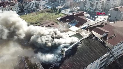 Beylikdüzü'ndeki Bir Binanın Çatısındaki Yangın Havadan Görüntülendi