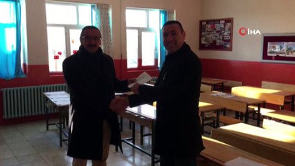 Kar kalınlığının 2 metre olduğu Karlıova'da karneleri veliler aldı