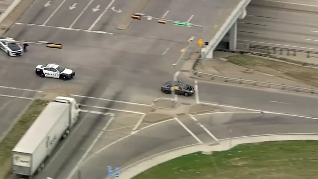 Robbery suspects’ getaway hampered by car bonnet