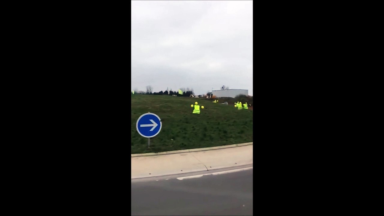 Ils ont planté des épouvantails 'gilets jaunes' sur ce rond-point !