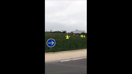 Ils ont planté des épouvantails 'gilets jaunes' sur ce rond-point !