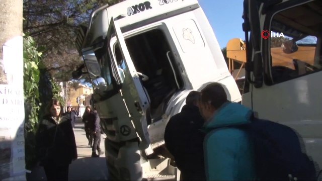 Bebek’te arızalanan tır yolun ortasında kaldı