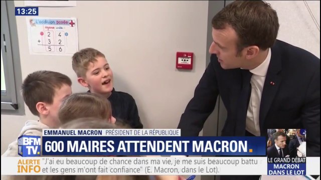 Je réunis pleins de maires , Emmanuel Macron explique à des enfants ce qu'il vient faire dans le Lot