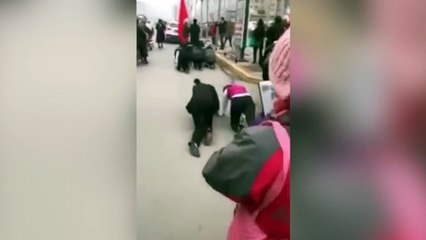 Forzadas a gatear junto al tráfico por bajas ventas