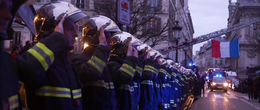 Le bel hommage des pompiers de Paris à leurs frères d'armes décédés dans l’explosion de la rue de Trévise à Paris