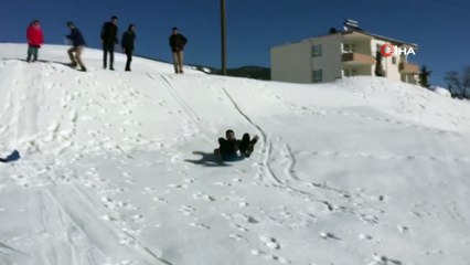 Karneyi alan öğrencilerin leğenle kayak keyfi