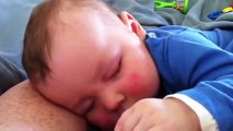 Ce que fait son bébé pendant son sommeil est trop adorable !