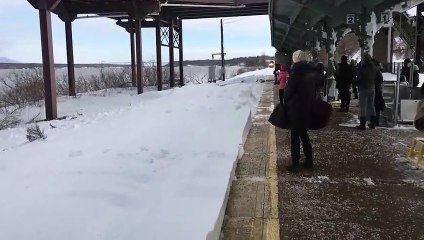 À New-York, un train entre en pleine vitesse et regardez ce qui se passe ensuite